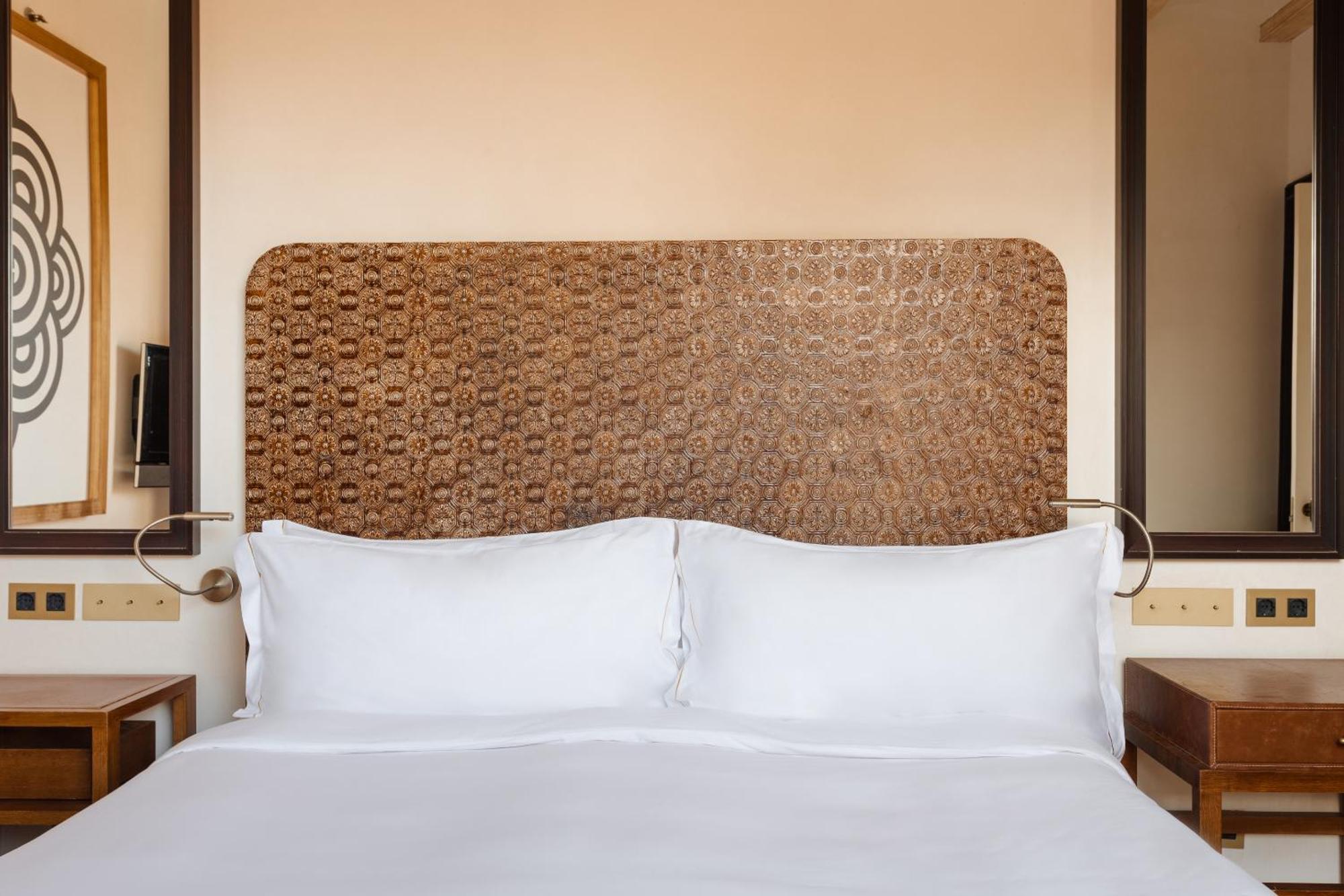 Sonder DO Plaça Reial Barcelona Quarto foto A bed with a headboard