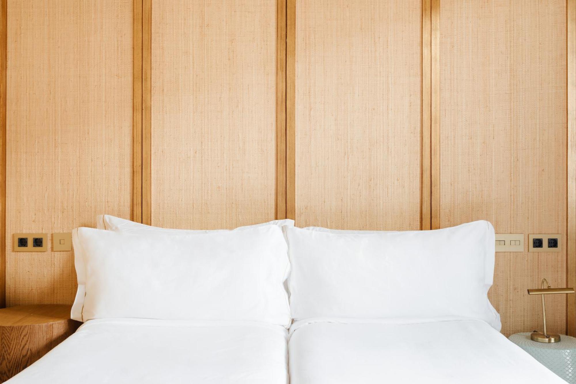 Sonder DO Plaça Reial Barcelona Quarto foto A bed with two pillows