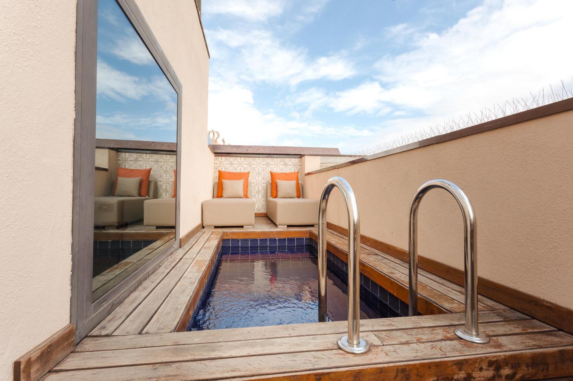 Sonder DO Plaça Reial Barcelona Quarto foto A private pool at a hotel