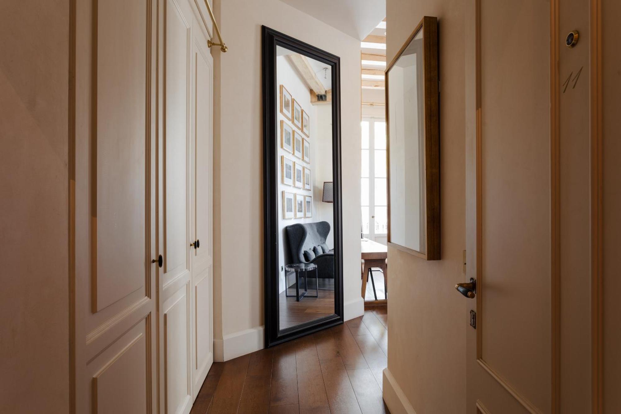 Sonder DO Plaça Reial Barcelona Quarto foto A mirror in a home