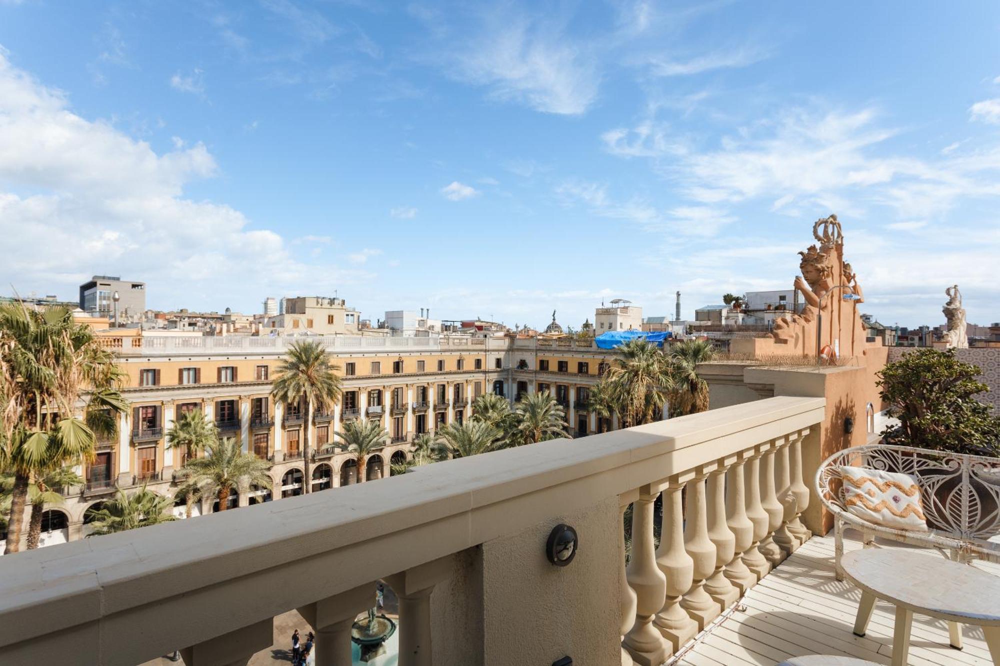 Sonder DO Plaça Reial Barcelona Exterior foto View from the hotel
