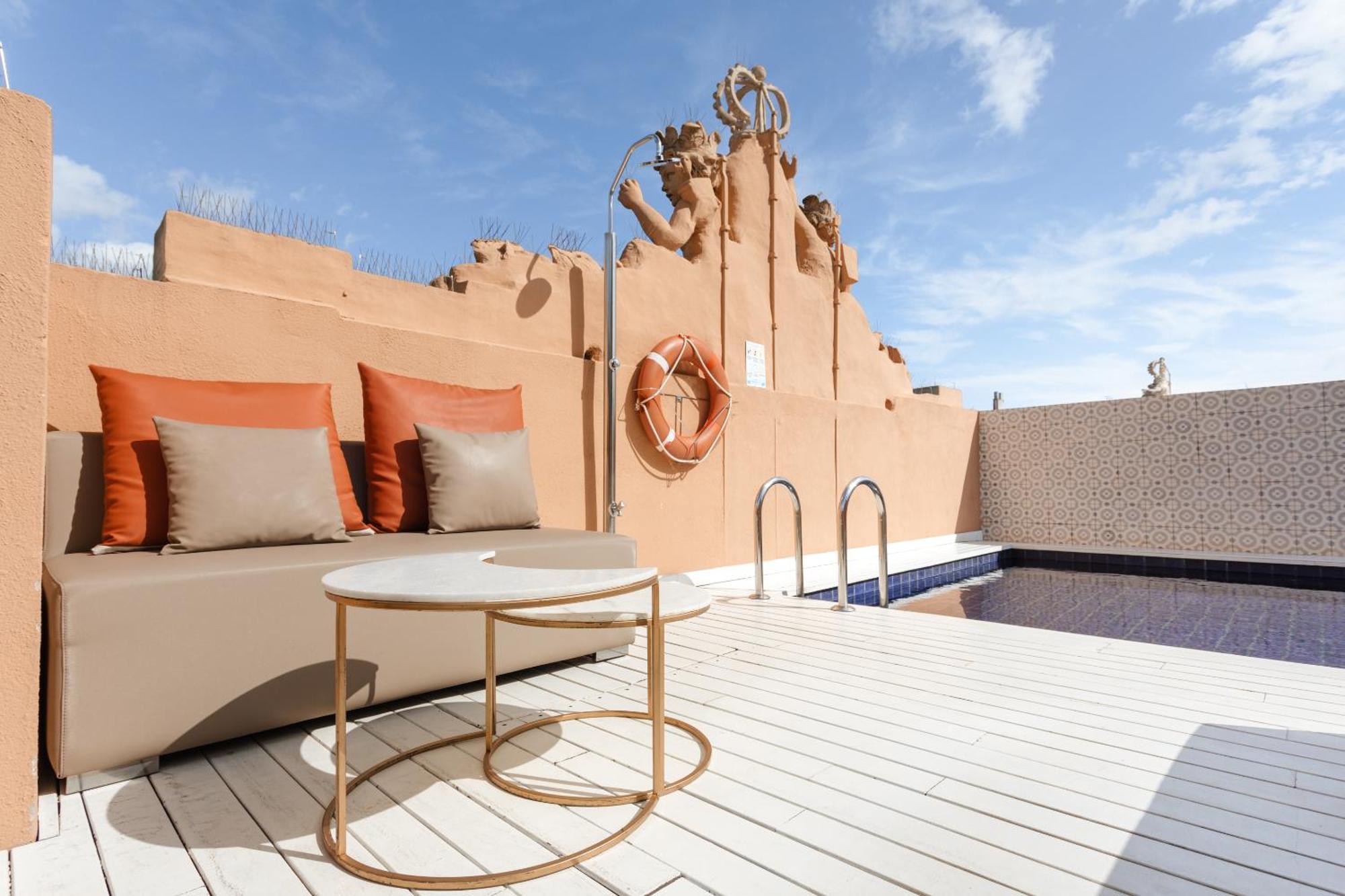 Sonder DO Plaça Reial Barcelona Exterior foto The pool deck of the 100 Suite