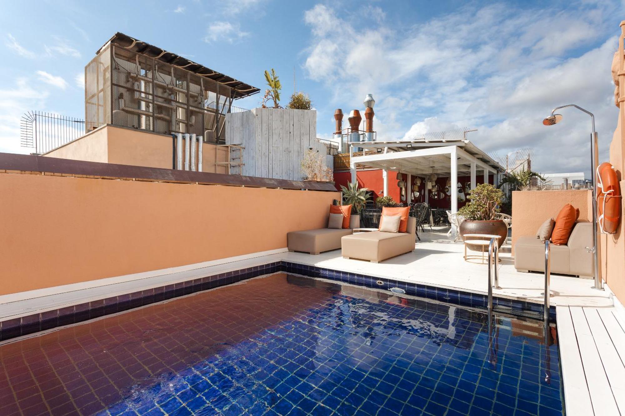 Sonder DO Plaça Reial Barcelona Exterior foto Rooftop pool at the Hotel Unique