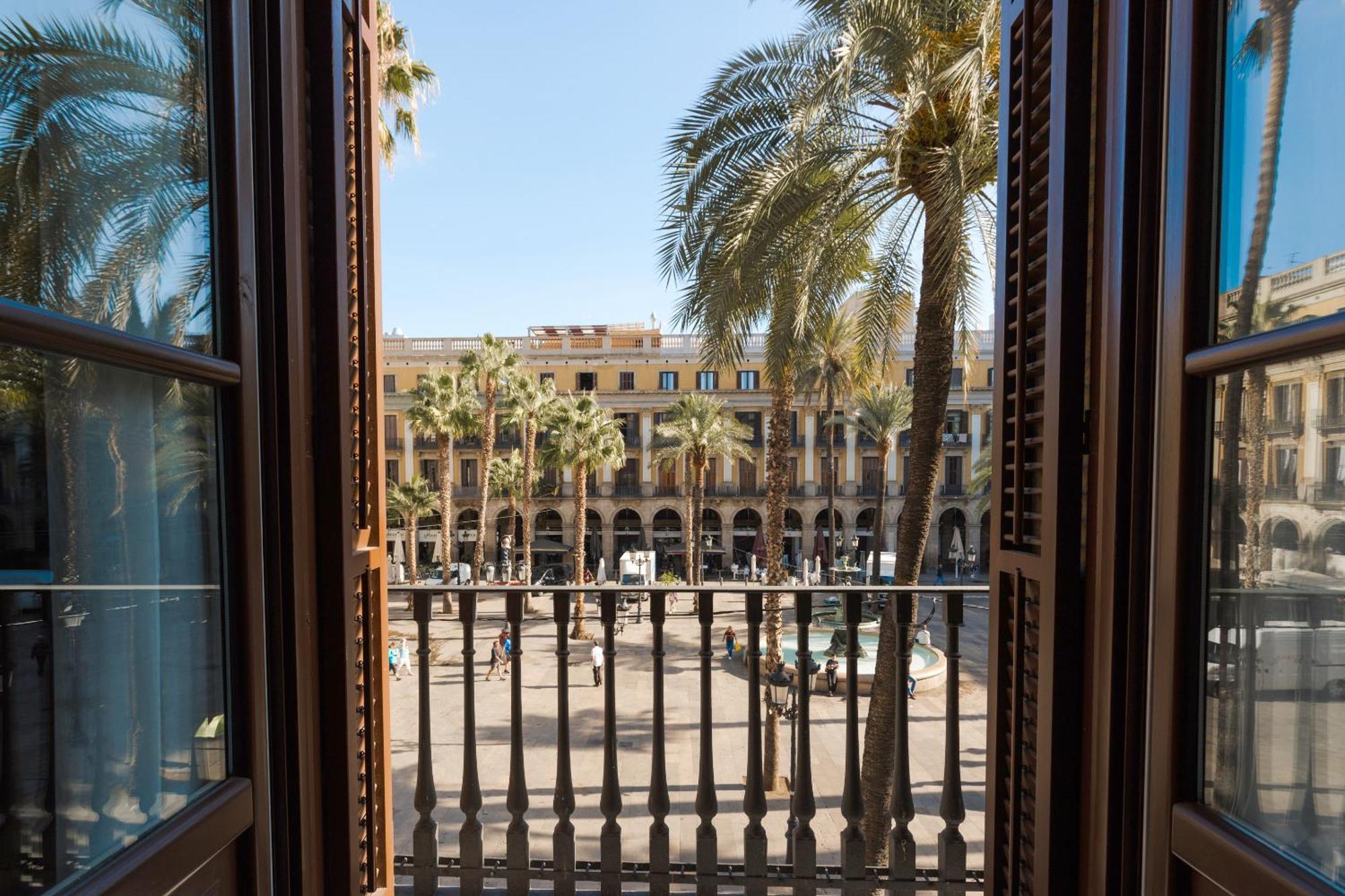 Sonder DO Plaça Reial Barcelona Exterior foto View of the square from the hotel